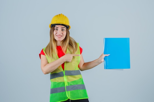 Ausdrucksstarke junge Dame, die im Studio aufwirft