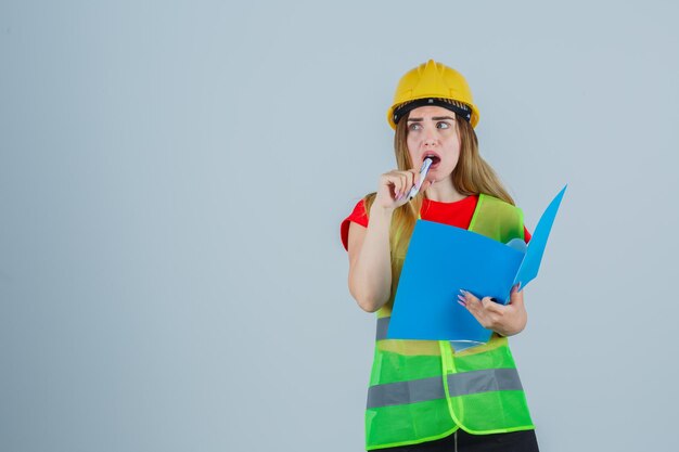 Ausdrucksstarke junge Dame, die im Studio aufwirft