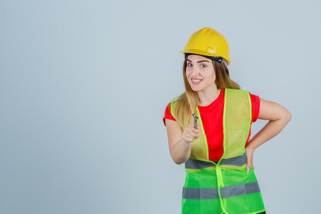 Ausdrucksstarke junge Dame, die im Studio aufwirft