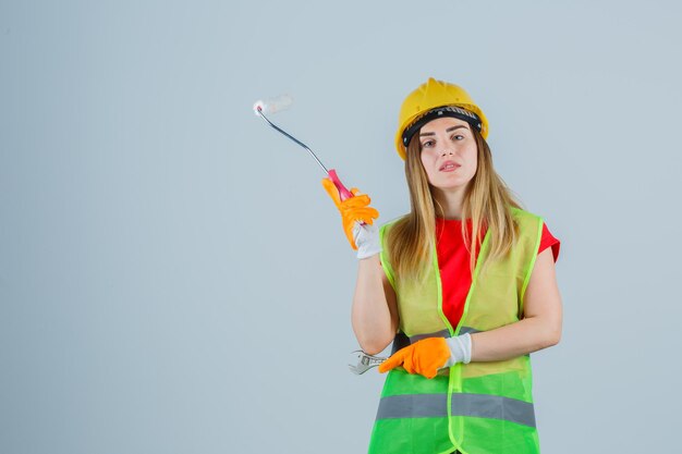 Kostenloses Foto ausdrucksstarke junge dame, die im studio aufwirft