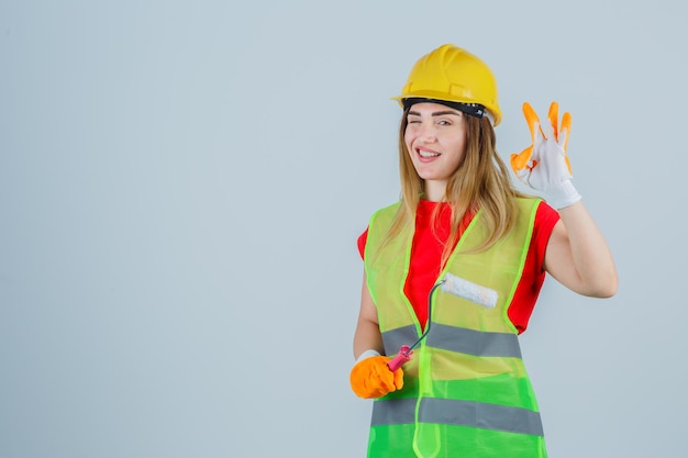 Ausdrucksstarke junge Dame, die im Studio aufwirft