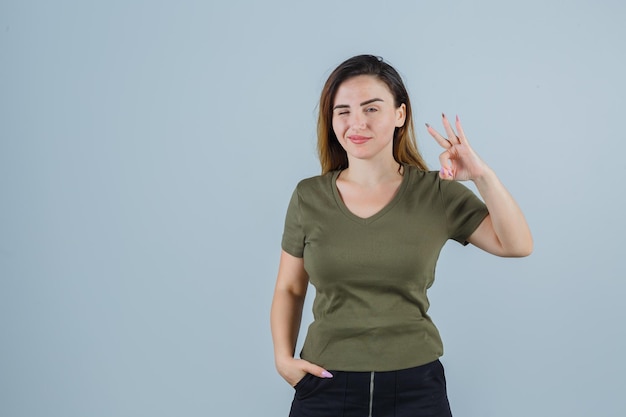 Ausdrucksstarke junge Dame, die im Studio aufwirft