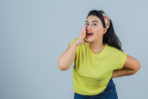 Ausdrucksstarke junge Dame, die im Studio aufwirft