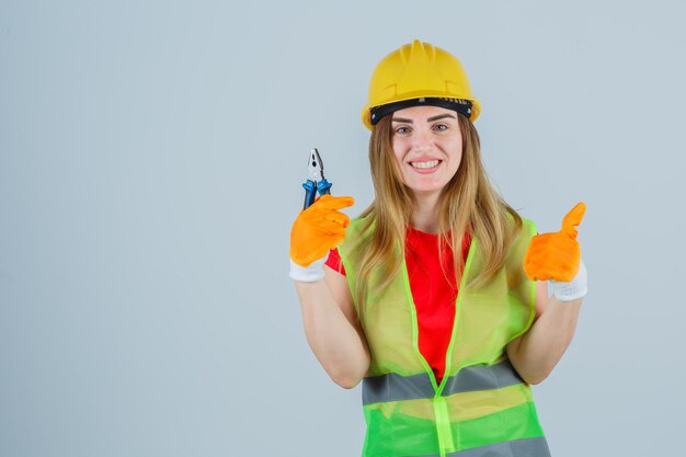 Ausdrucksstarke junge Dame, die im Studio aufwirft