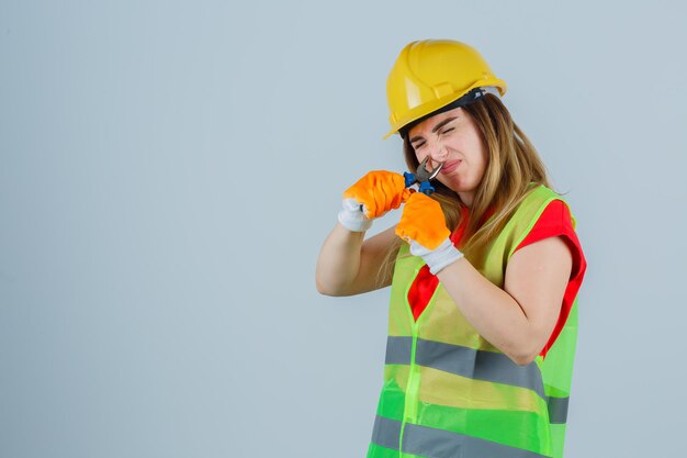 Ausdrucksstarke junge Dame, die im Studio aufwirft