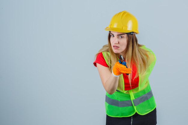 Ausdrucksstarke junge Dame, die im Studio aufwirft