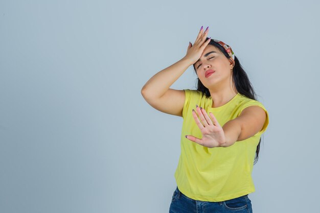 Ausdrucksstarke junge Dame, die im Studio aufwirft