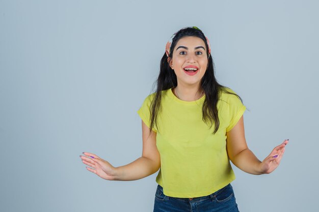 Ausdrucksstarke junge Dame, die im Studio aufwirft