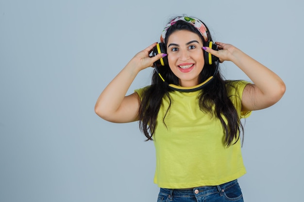 Ausdrucksstarke junge Dame, die im Studio aufwirft