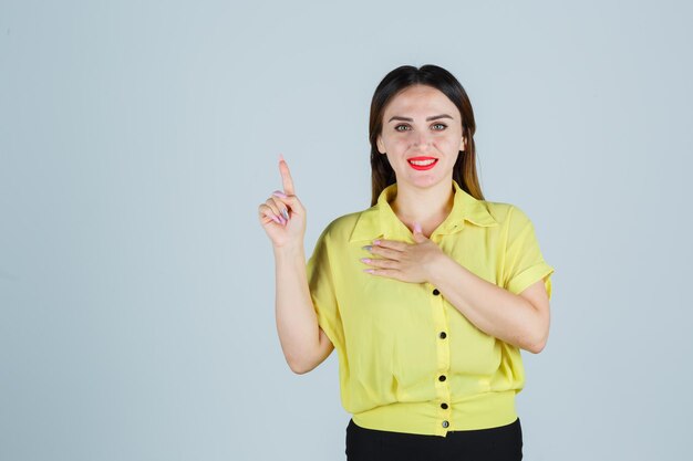 Ausdrucksstarke junge Dame, die im Studio aufwirft