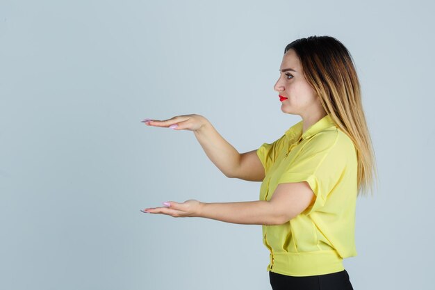 Ausdrucksstarke junge Dame, die im Studio aufwirft