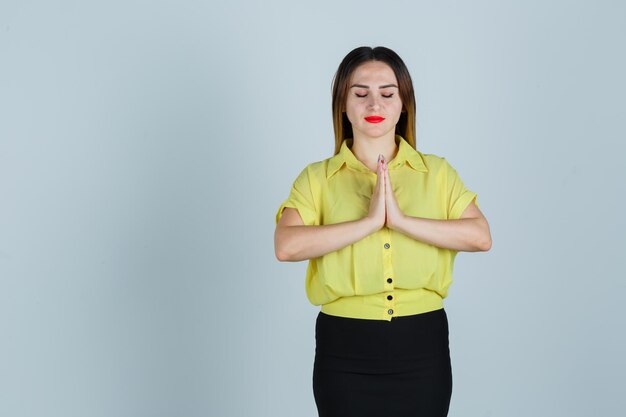 Ausdrucksstarke junge Dame, die im Studio aufwirft