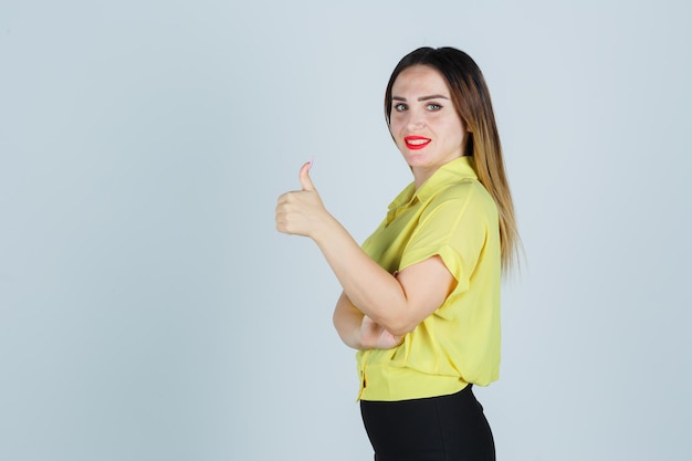 Ausdrucksstarke junge Dame, die im Studio aufwirft