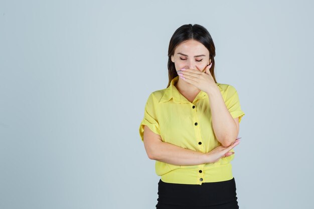 Ausdrucksstarke junge Dame, die im Studio aufwirft