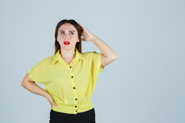 Ausdrucksstarke junge Dame, die im Studio aufwirft