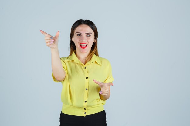 Ausdrucksstarke junge Dame, die im Studio aufwirft