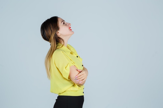 Ausdrucksstarke junge Dame, die im Studio aufwirft