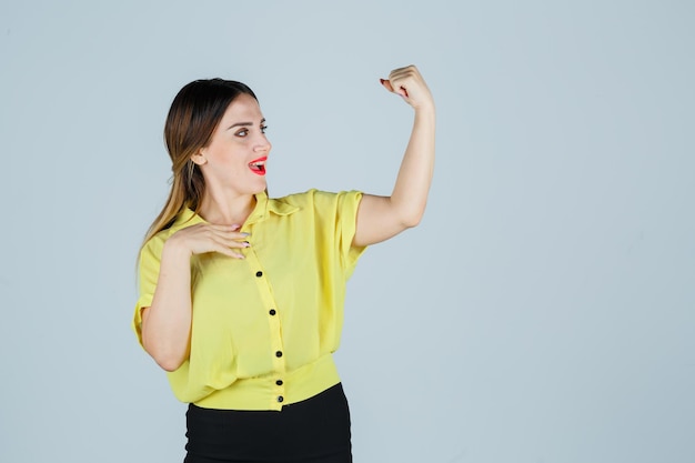 Ausdrucksstarke junge Dame, die im Studio aufwirft