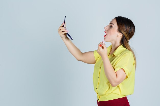 Ausdrucksstarke junge Dame, die im Studio aufwirft