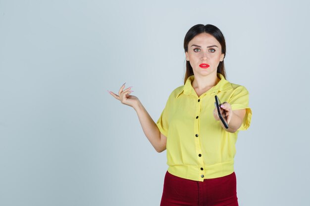 Ausdrucksstarke junge Dame, die im Studio aufwirft