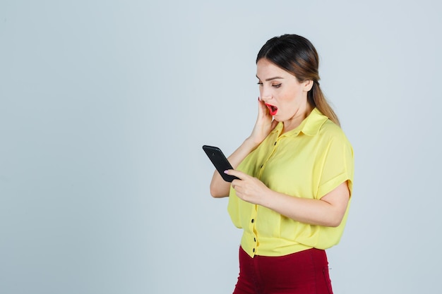 Ausdrucksstarke junge Dame, die im Studio aufwirft