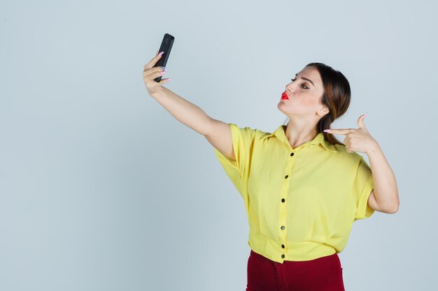 Ausdrucksstarke junge Dame, die im Studio aufwirft