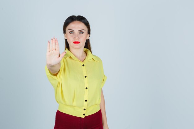 Ausdrucksstarke junge Dame, die im Studio aufwirft