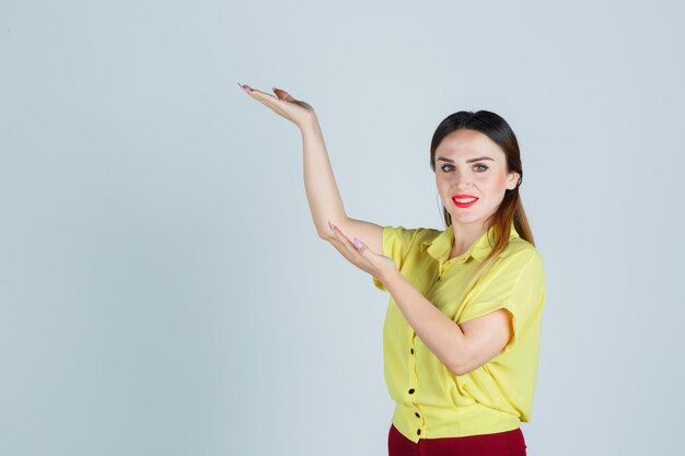 Ausdrucksstarke junge Dame, die im Studio aufwirft