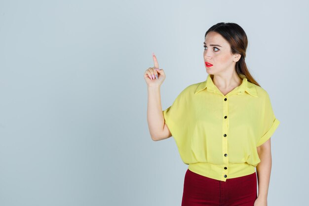 Ausdrucksstarke junge Dame, die im Studio aufwirft