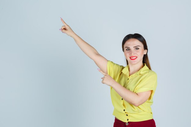 Ausdrucksstarke junge Dame, die im Studio aufwirft