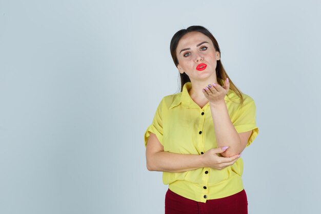 Ausdrucksstarke junge Dame, die im Studio aufwirft