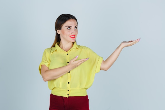 Ausdrucksstarke junge Dame, die im Studio aufwirft