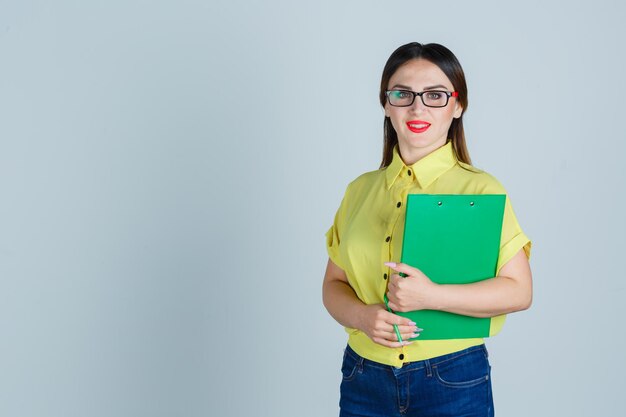 Ausdrucksstarke junge Dame, die im Studio aufwirft