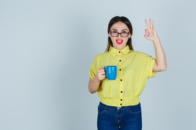 Ausdrucksstarke junge Dame, die im Studio aufwirft