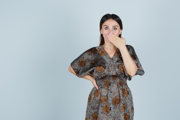 Ausdrucksstarke junge Dame, die im Studio aufwirft