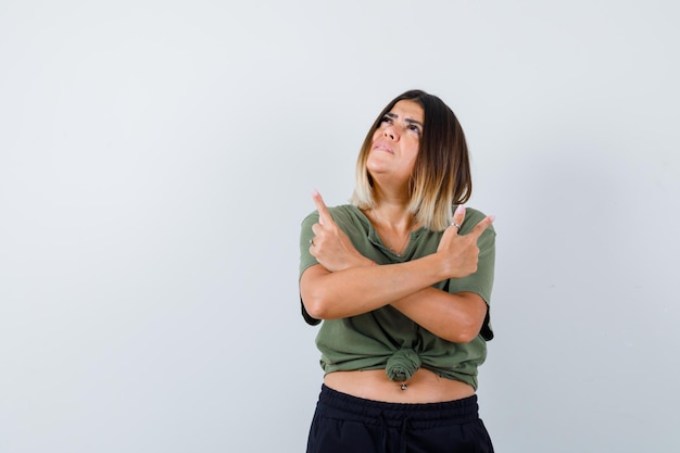 Ausdrucksstarke junge Dame, die im Studio aufwirft