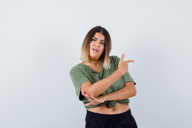 Kostenloses Foto ausdrucksstarke junge dame, die im studio aufwirft