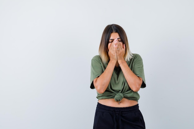 Ausdrucksstarke junge Dame, die im Studio aufwirft