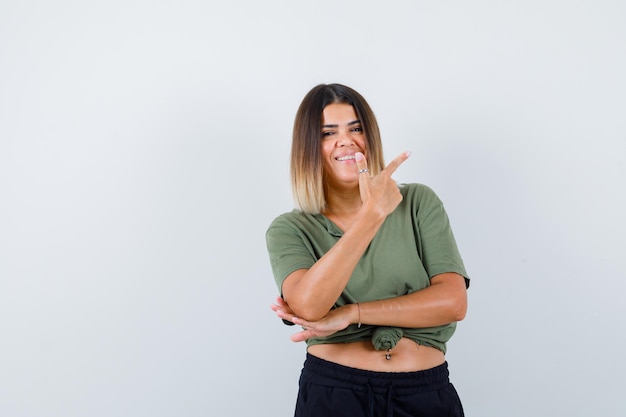 Ausdrucksstarke junge Dame, die im Studio aufwirft