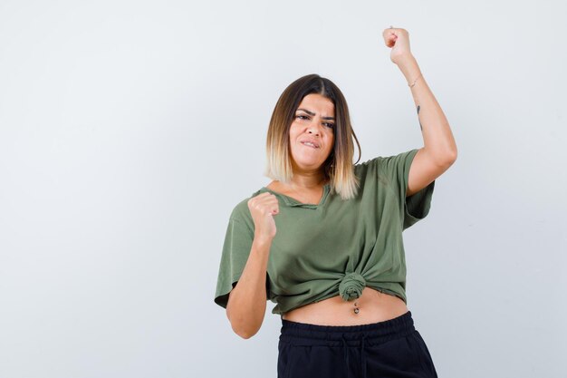 Ausdrucksstarke junge Dame, die im Studio aufwirft