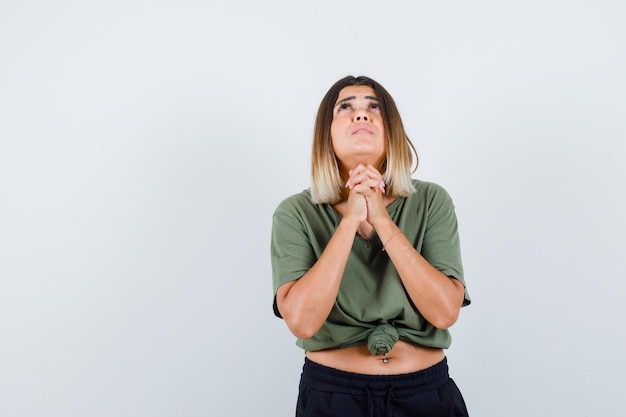 Ausdrucksstarke junge Dame, die im Studio aufwirft