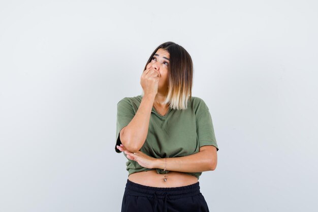 Ausdrucksstarke junge Dame, die im Studio aufwirft