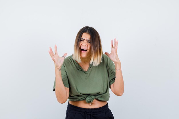 Ausdrucksstarke junge Dame, die im Studio aufwirft