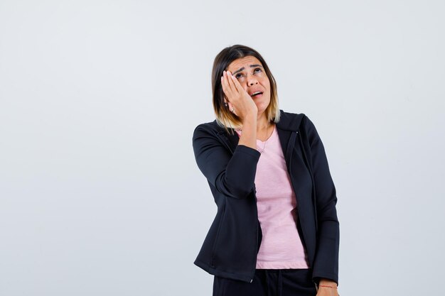 Ausdrucksstarke junge Dame, die im Studio aufwirft