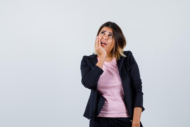 Ausdrucksstarke junge Dame, die im Studio aufwirft