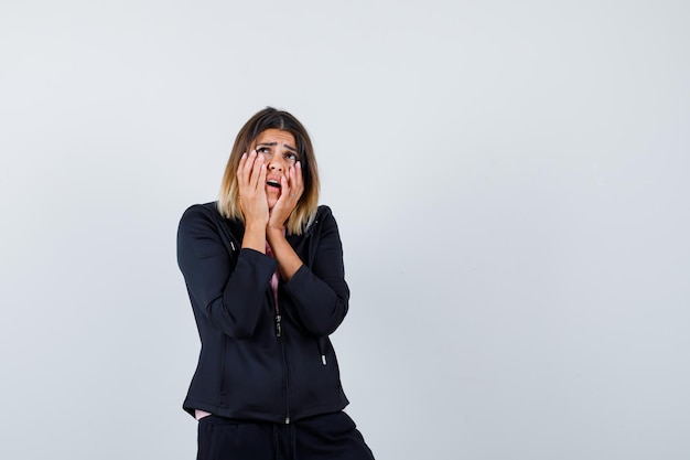 Ausdrucksstarke junge Dame, die im Studio aufwirft