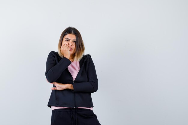 Ausdrucksstarke junge Dame, die im Studio aufwirft