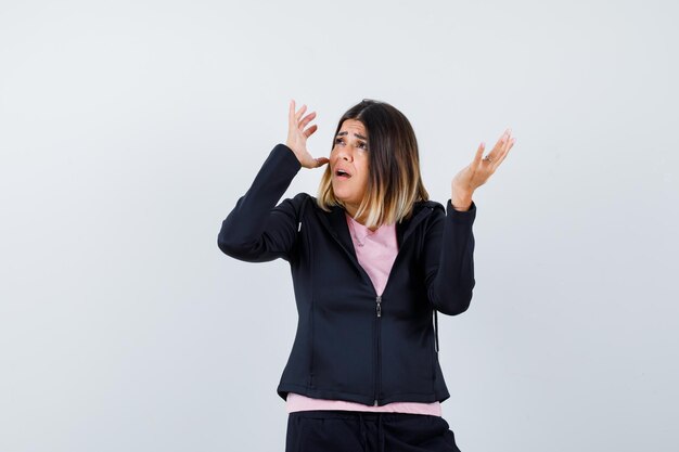 Ausdrucksstarke junge Dame, die im Studio aufwirft