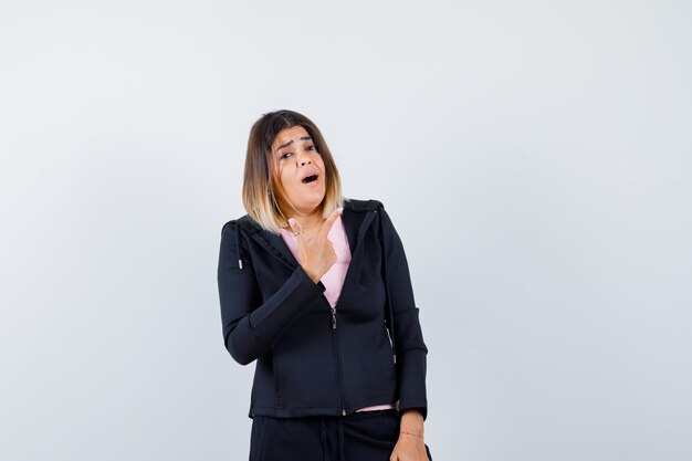 Ausdrucksstarke junge Dame, die im Studio aufwirft