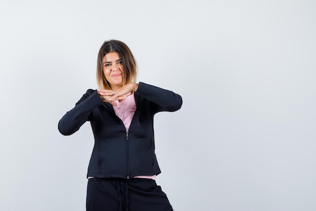 Ausdrucksstarke junge Dame, die im Studio aufwirft